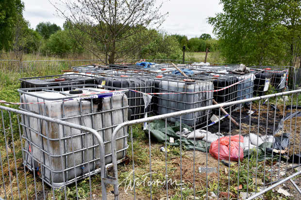Na Mazowszu odkrywane jest coraz więcej nielegalnych składowisk odpadów niebezpiecznych (fot.UM Wołomin)