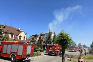 Po godz. 13 ratownikom udało się opanować pożar budynku przy ul. Brzechwy w Śremie. (fot. FB/Parafia pw Bł Michała Kozala w Śremie)