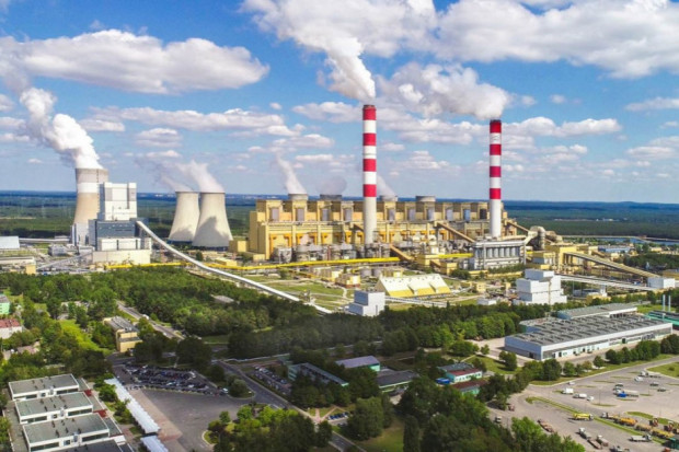 Od 1988 r. działa w Bełchatowie elektrownia, obecnie wchodzi w skład Grupy Kapitałowej PGE (fot. PGEGiEK, CC BY-SA 4.0 /wikipedia)