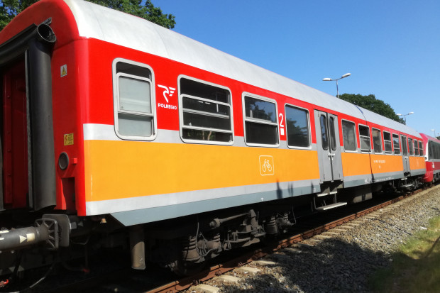 Średnia odległość, jaką pasażer kolei pokonał w ubiegłym miesiącu to 66,8 km (fot. Koefbac, CC BY-SA 4.0/ wikipedia)