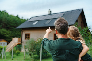 W Polsce jest już 1,2 mln przydomowych instalacji fotowoltaicznych, na ogół montowanych na dachach (fot. shutterstock)