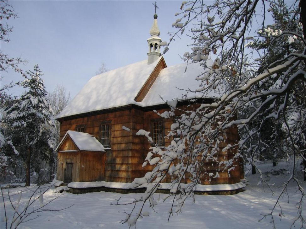 Kościół p.w. Św. Doroty został przeniesiony z podradomskiej miejscowości Wolanów do skansenu w Radomiu w 1998 roku (fot. Muzeum wsi Radomskiej)
