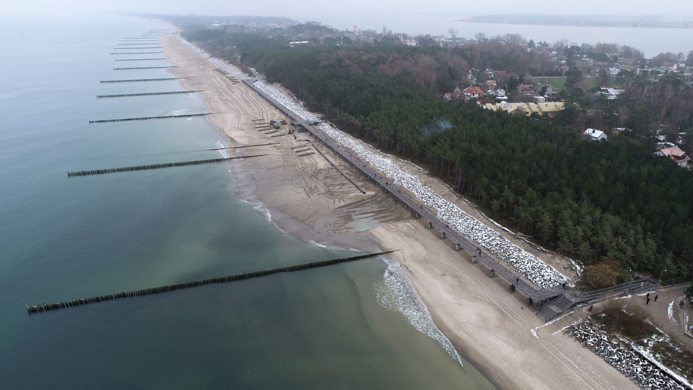 Przeprowadzono też sztuczne zasilanie plaży piaskiem, które będzie powtórzone jesienią (fot. ums.gov.pl)