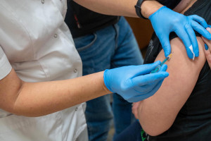 Zdaniem lekarzy program szczepień przeciwko HPV jest bardzo potrzebny, ale został fatalnie przygotowany (Fot. PAP/Grzegorz Michałowski)