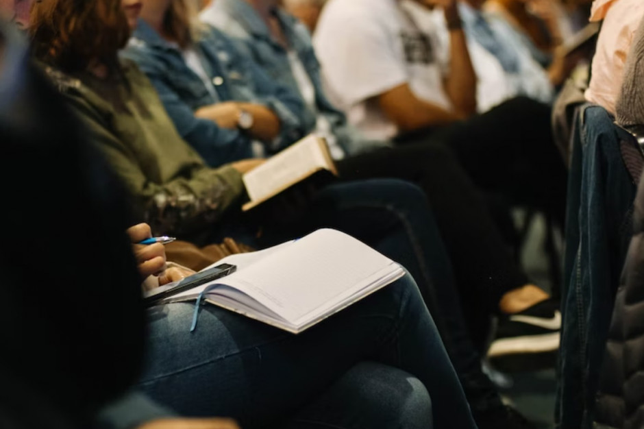 Środki na doskonalenie nauczycieli muszą pozostać w planie budżetowym organu (fot. unsplash/Sincerely Media) Środki na doskonalenie nauczycieli są znaczone. Nie można nimi swobodnie dysponować