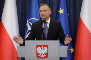 Prezydent Andrzej Duda podczas oświadczenia dot. państwowej komisji ds. badania wpływów rosyjskich na bezpieczeństwo wewnętrzne RP w latach 2007-2022 (fot. PAP/Albert Zawada)