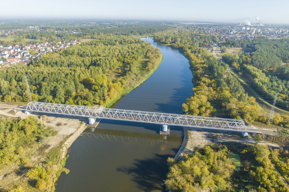 W ramach modernizacji linii kolejowej z Chorzel do Ostrołęki wybudowano m.in. nowy most nad Narwią. Fot. PKP PLK