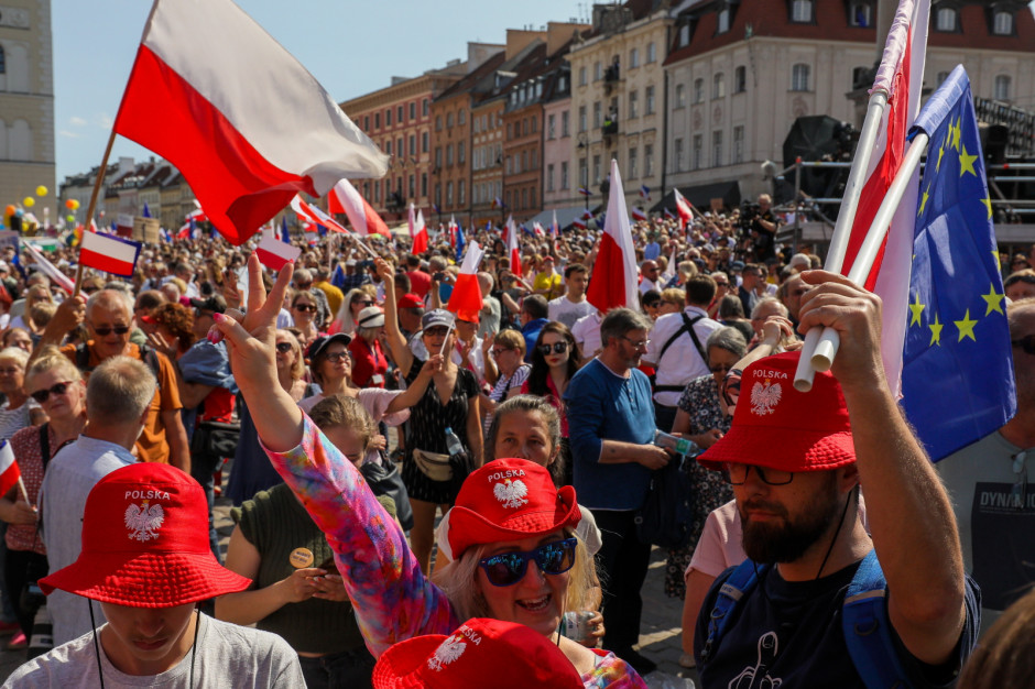 Uczestnicy Marszu 4 Czerwca na placu Zamkowym w Warszawie (fot. PAP/Leszek Szymański)