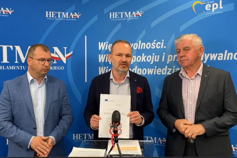 Krzysztof Hetman (w środku) prezentuje tzw. decyzję wykonawczą KE dotyczącą środków unijnych dla Lubelszczyzny (fot. facebook.com/Krzysztof Hetman)