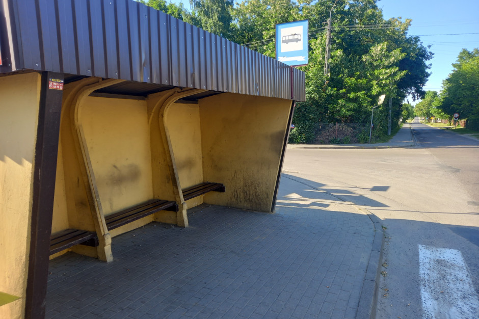 Przystanek autobusowy, na którym zatrzymują się autobusy, to dla każdej wsi rzecz nie do przecenienia. Fot. Jacek Krzemiński