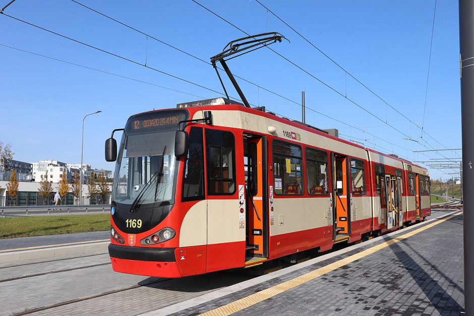 Do zderzenia tramwajów doszło, gdy jeden z nich stał na przystanku, a drugi najechał na jego tył (fot. ilustr. Andrzej Otrębski, CC BY-SA 4.0) Do zderzenia tramwajów doszło, gdy jeden z nich stał na przystanku, a drugi najechał na jego tył (fot. ilustr. Andrzej Otrębski, CC BY-SA 4.0)