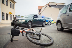 Coraz więcej zdarzeń drogowych z udziałem rowerzystów. Policja przestrzega