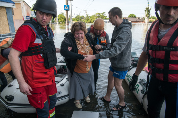 Ewakuacja mieszkańców miasta z zalanych terenów w Chersoniu (fot. PAP/Vladyslav Musiienko)