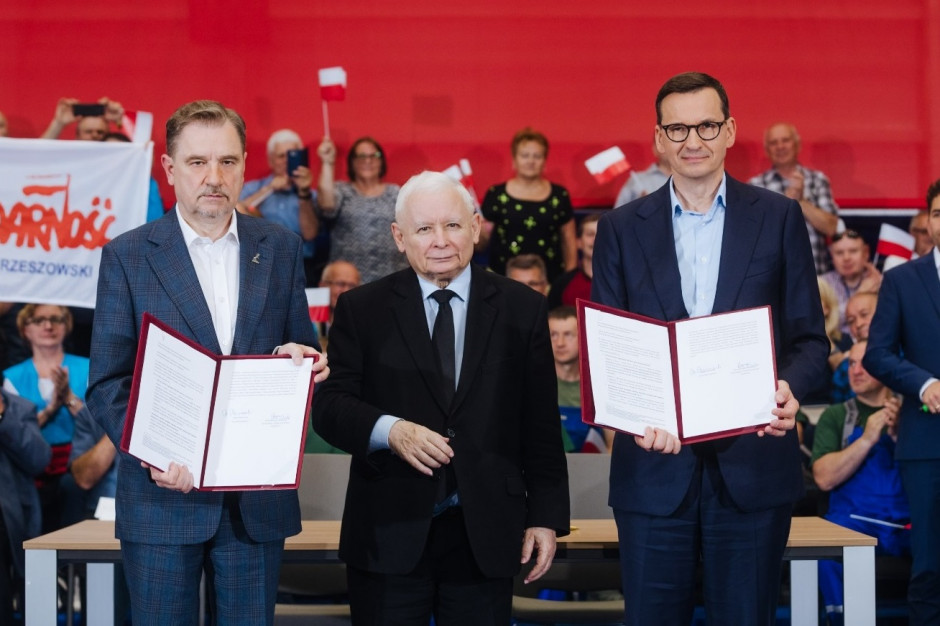 Piotr Duda, Jarosław Kaczyński i Mateusz Morawiecki w Hucie Stalowa Wola. Porozumienie z "Solidarnością" stało się faktem (fot. TT/ Kancelaria Premiera)