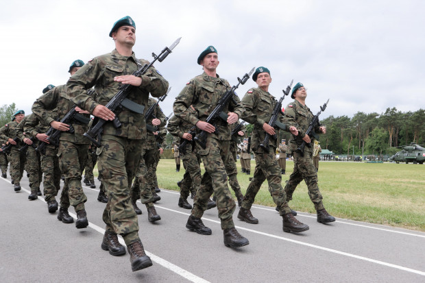 W razie ogłoszenia mobilizacji żołnierze zawodowi podlegają opiniowaniu służbowemu (fot. ilustr.; PAP/Marian Zubrzycki)