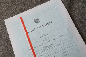 Czerwony pasek na świadectwie odchodzi do lamusa? Ta szkoła wprowadza nowe rozwiązanie