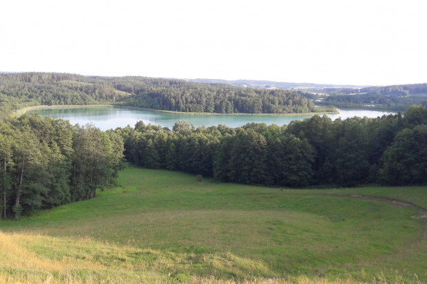 Jezioro Jaczno na pięknej, ale wciąż nieobleganej przez tłumy turystów Suwalszczyźnie (Fot. Jacek Krzemiński)