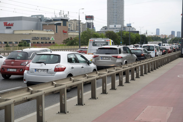 Korki w Warszawie to jedna z największych zmor kierowców (fot. PAP/Albert Zawada)