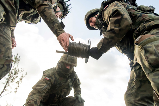 Rozkaz personalno-mobilizacyjny doręcza się zainteresowanemu żołnierzowi zawodowemu (fot.ilustracyjne: PAP/Tytus Żmijewski)