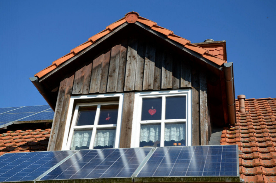 Obecnie w Polsce jest już 1,2 mln przydomowych instalacji fotowoltaicznych, na ogół montowanych na dachach (fot. pixabay) Obecnie w Polsce jest już 1,2 mln przydomowych instalacji fotowoltaicznych, na ogół montowanych na dachach (fot. pixabay)