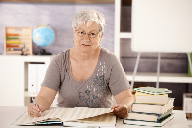 Osoby na wcześniejszych emeryturach nie mogą blokować dostępu do pracy młodym nauczycielom. Kurator ma tego pilnować (fot. Shutterstock)