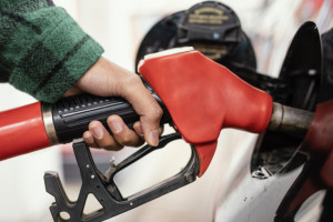 Będą obniżki cen paliw (fot. freepik)