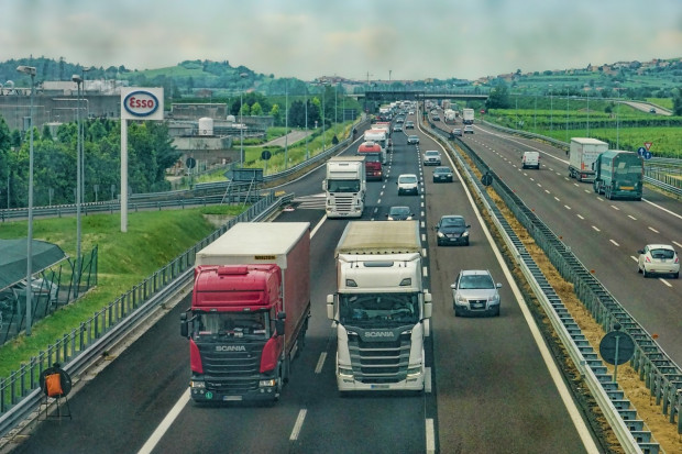 Rząd chce wyeliminować wyprzedzanie się ciężarówek jadących z bardzo podobną prędkością (Fot. pixabay.com/Schwoaze)