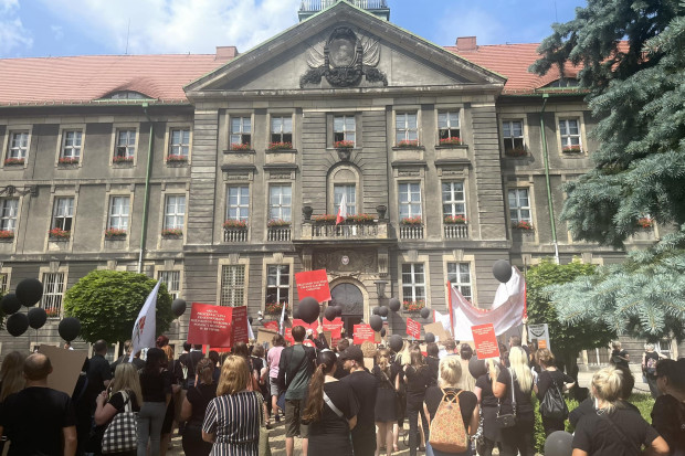 Pracownicy bytomskiego MOPRU protestowali pod urzędem miasta w Bytomiu (fot. facebook.com/Maciej Bartków)