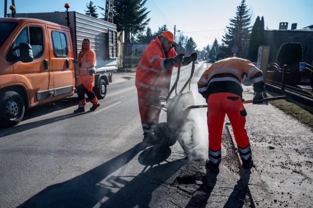 Zarządcy lokalnych dróg mają coraz więcej problemów związanych z ich eksploatacją przez ciężkie pojazdy (Fot. PAP/Grzegorz Michałowski)