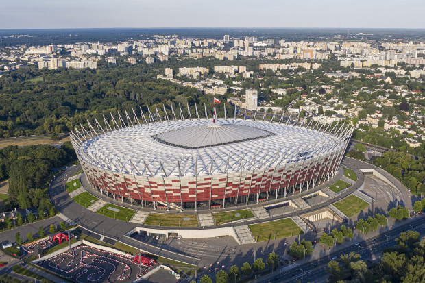 Stadion Narodowy jako jeden z nielicznych obiektów w Polsce przynosi zyski. Trzeba też jednak pamiętać, że był to najdroższy stadion w historii Polski (fot. wikipedia.org.Arne Museler)