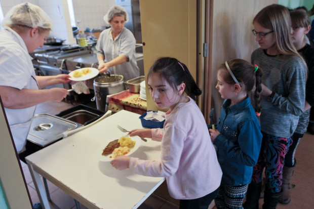 Do tej pory koszt obiadu w szkolnej stołówce nie był wysoki. Jak będzie od września? (fot.PAP/Lech Muszyński)