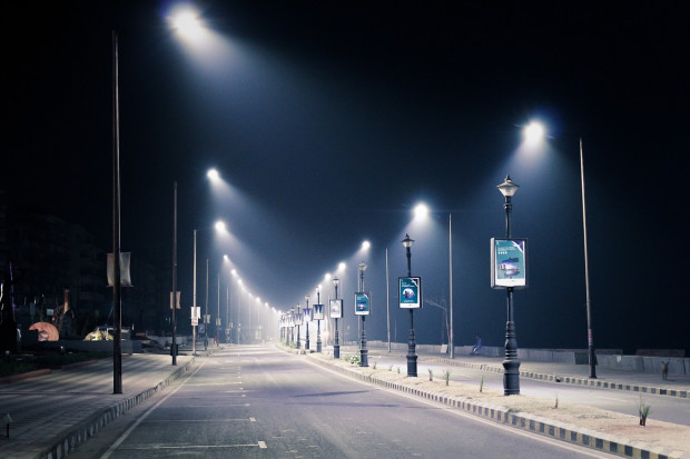 Zdaniem sądu "finansowanie oświetlenia ulic, placów i dróg publicznych na terenie gminy należy do zadań własnych gminy o charakterze obligatoryjnym" (Fot. Pixabay)