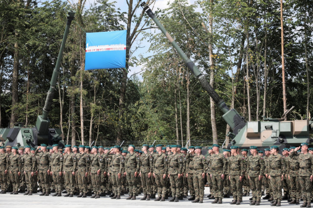 Uroczystość otwarcia pierwszej z formowanych jednostek wchodzących w skład 1. Dywizji Piechoty Legionów, 15 bm. na terenie 1. Dywizji Piechoty Legionów w Kolnie.(fot.  PAP/Artur Reszko)