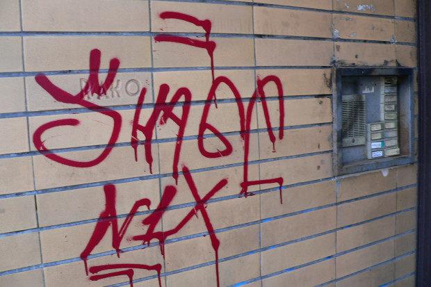 Tagi, czyli podpisy na murach, to plaga miast (fot. Petr Kalivoda/CC BY-SA 3.0)