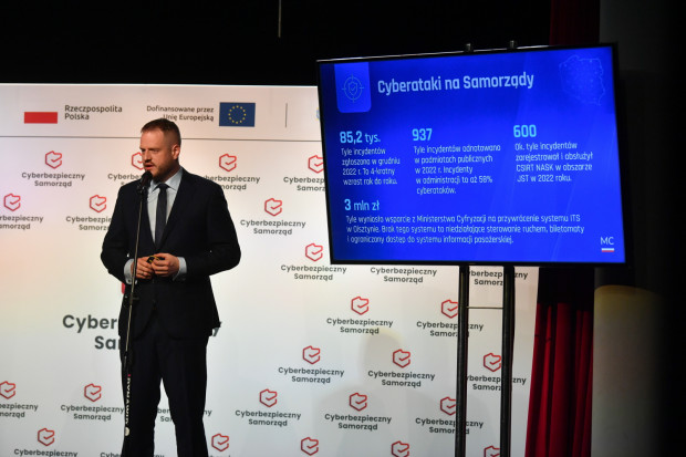 Minister cyfryzacji Janusz Cieszyński podczas inauguracji projektu "Cyberbezpieczny Samorząd" w Otwocku (fot. PAP/Andrzej Lange)