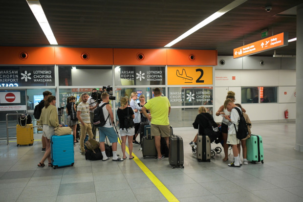 Turyści opuszczający samolot byli zmęczeni, ale na wielu twarzach widać było uczucie ulgi (fot. PAP/Marcin Obara)