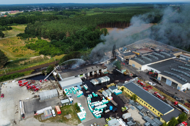 Z pożarem składowiska w Przylepie walczyło ok. 200 strażaków (Fot. PAP/Lech Muszyński)