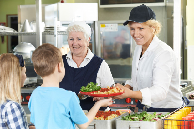 Gminy mają obowiązek zapewnienia uczniom szkół podstawowych gorącego posiłku (fot. Shutterstock)
