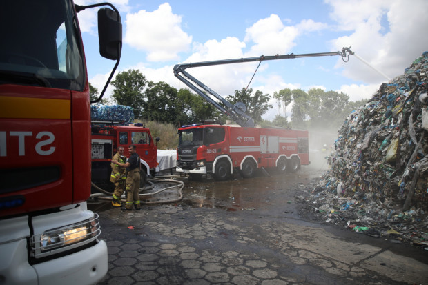 Płoną odpady pod Płockiem. Strażacy apelują, by mieszkańcy pozostali w domach (fot. PAP/Szymon Łabiński)