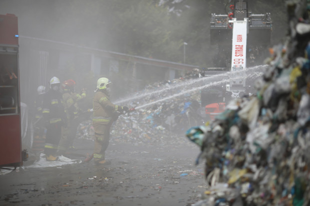Sytuacja z pożarem odpadów jest opanowana, nie było większego zagrożenia dla zdrowia i życia ludzi, ani dla środowiska (fot. PAP/Szymon Łabiński)