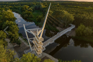 Takiej kładki jeszcze nie było. Rowerem i pieszo dotrzesz z miasta w serce puszczy
