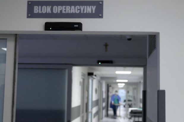 Obowiązkowa autoryzacja szpitali przez NFZ budzi wiele kontrowersji (fot. PAP/Leszek Szymański)
