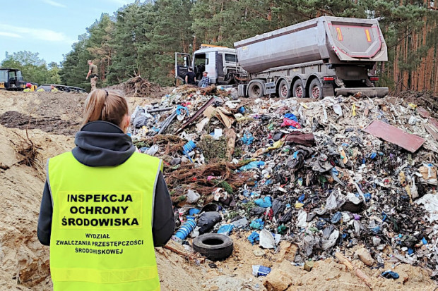 Nielegalne wysypisko śmieci pod Wołowem w okolicach Wrocławia (fot. Policja Dolnośląska)
