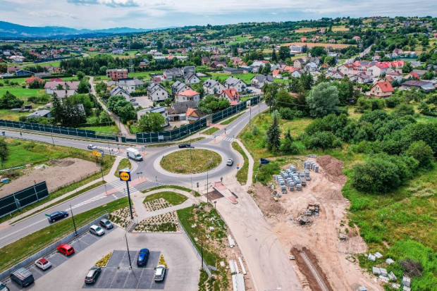 Budowa obwodnicy Chełmca, która rozpoczęła się w styczniu 2022 roku, jest już na ukończeniu (fot. dk28obwodnicachelmca.pl)