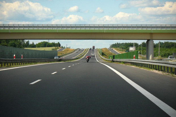 Seniorzy mają problem z płaceniem za autostrady za pomocą aplikacji (fot. Pixabay)