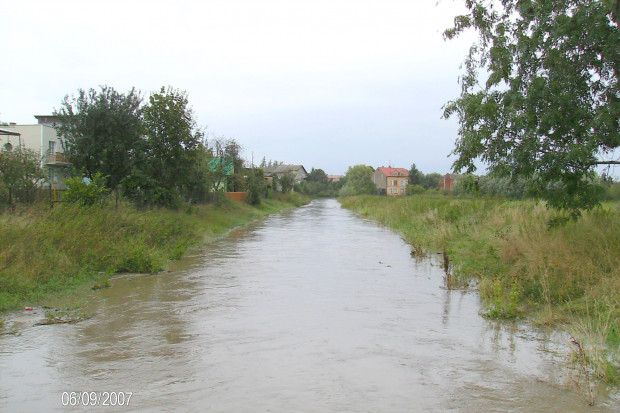 IMGW ostrzega przed gwałtownymi wzrostami poziomu wód we wszystkich powiatach województwa lubelskiego. (fot. ilustr. Babidi, CC BY-SA 3.0, wikimedia)