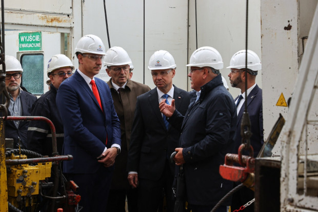 Prezydent RP Andrzej Duda, wójt gminy Szaflary Rafał Szkaradziński, prezes Zarządu Proinsol dr inż. Piotr Długosz i wiceminister klimatu i środowiska Edward Siarka podczas wizyty przy odwiercie geotermalnym w Szaflarach. (Fot. PAP/Art Service)