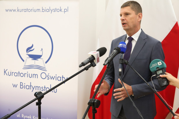 Wiceminister edukacji i nauki Dariusz Piontkowski podczas podpisania umów w ramach programu "Aktywna tablica" w Kuratorium Oświaty w Białymstoku (fot. PAP/Artur Reszko)