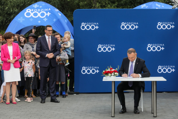 Uroczyste podpisanie ustawy przez prezydenta odbyło się na pikniku rodzinnym w Tarczynie (Fot. PAP/Paweł Supernak)