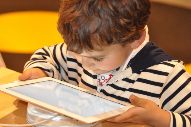 W badaniu "Brzdąc w sieci" udział wzięło 744 dzieci w wieku 4-6 lat i 744 rodziców (fot. Obraz <a href="https://pixabay.com/pl/users/nadinedoerle)